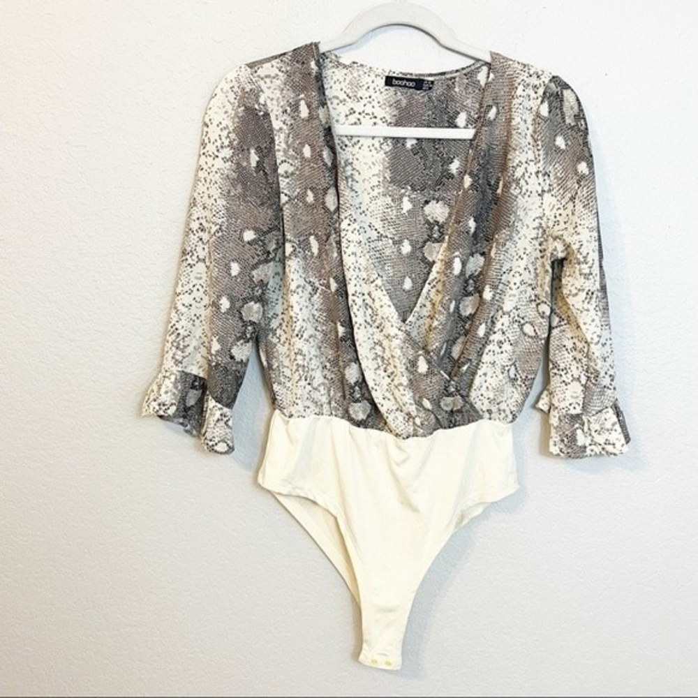 Boohoo Snake Print Low V Bodysuit Cream size 6
